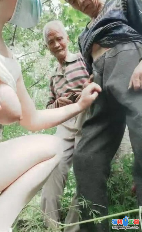 燕姐户外 专业勾搭六七十岁老头 户外小树林野战3P啪啪 4V(3.3GB)