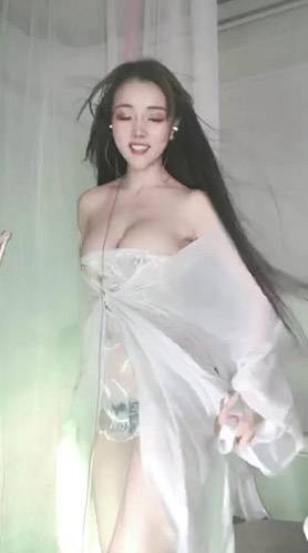 超高颜值人气女神『咪咪子』罕见露出翘挺爆巨乳 黑丝 白丝 极其诱惑【1v/1.3G】【百度云】