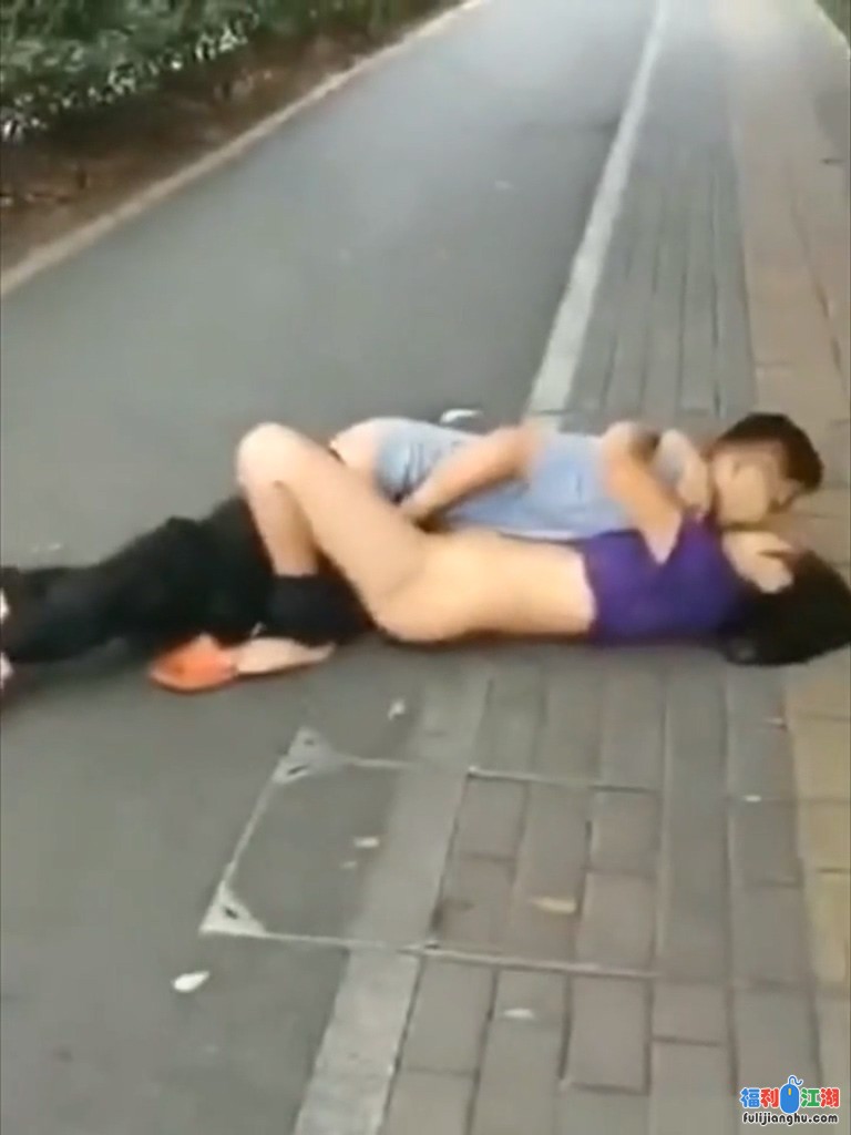 牛逼到爆炸！饥渴情侣在马路上操逼【1V/103MB】【度盘】