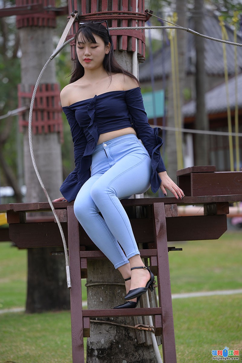 【视频】紧身牛仔裤肥臀长腿美女【1V/7.97G/百度云】