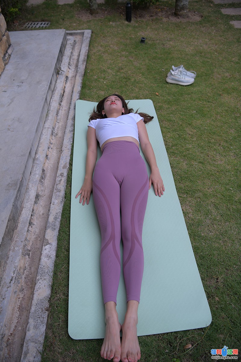 【视频】紫色紧身裤长腿翘臀美女【8V/6.54G/百度云】