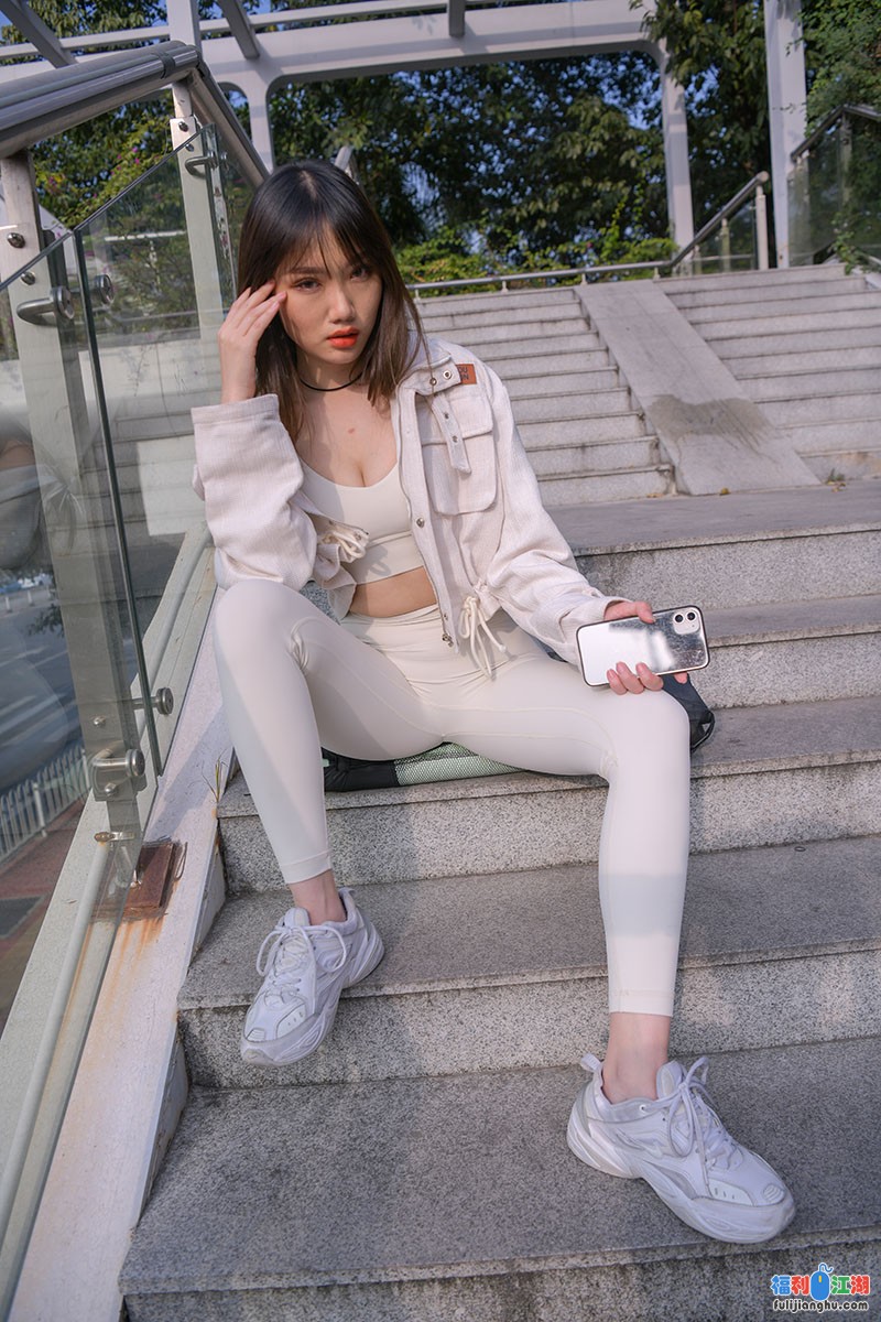 【视频】白色紧身长裤翘臀长腿美女【1V/10.4G/百度云】