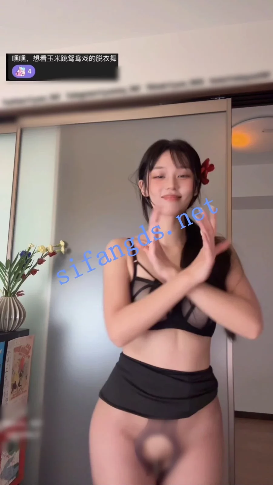 推特裸舞小美女 玉米yum_707 裸舞开档丝 旗袍小烧米鸳鸯戏