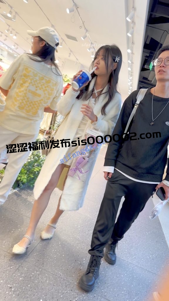 【KFC】学生妹和男友逛街·厚披风里面藏着性感短裙·微透白内【1V】【606M】