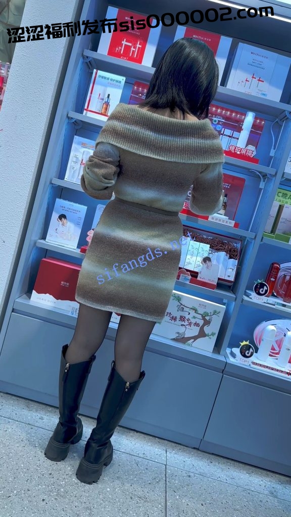【KFC】包臀裙靓女和闺蜜逛街·黑色丝袜白色内内前后CD【1V】【223M】