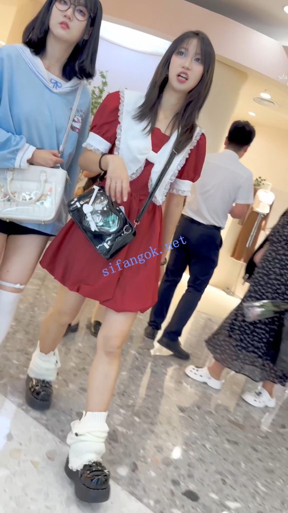 【KFC】长裙学生妹和舍友逛街·有说有笑毫无察觉身后被CD【1V】【1.37G】