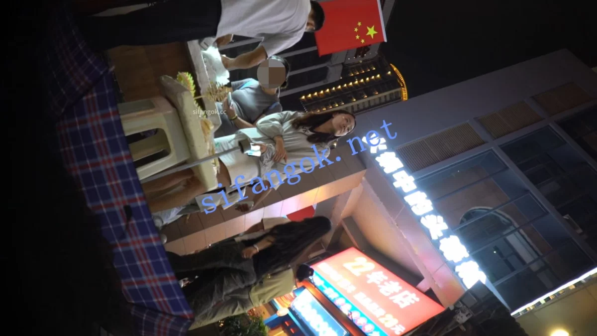 （空城原创）逛街的超短白裙小姐姐，一次性白N包裹翘臀