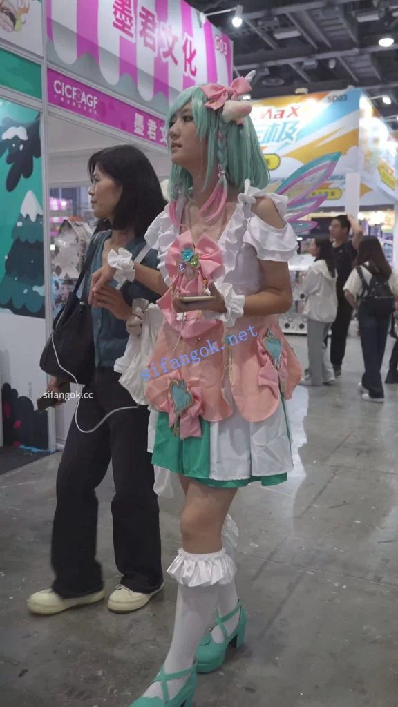 (BC-AA-695)瑶妹cos小姐姐逛街..粉色内裤前后拍低角度CD